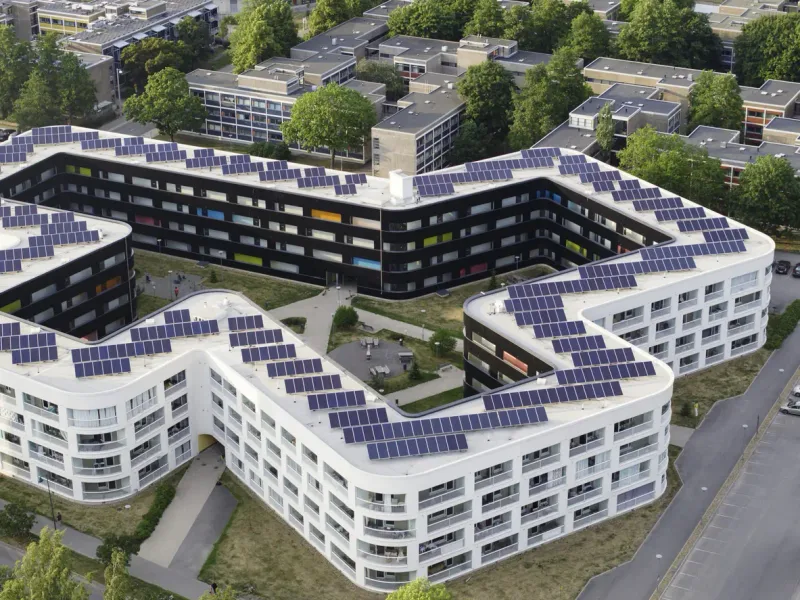 Grand bâtiment à toiture solaire — France