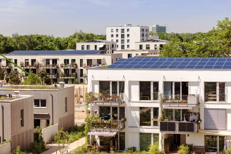 Ensemble collectif équipé de panneaux solaires — France