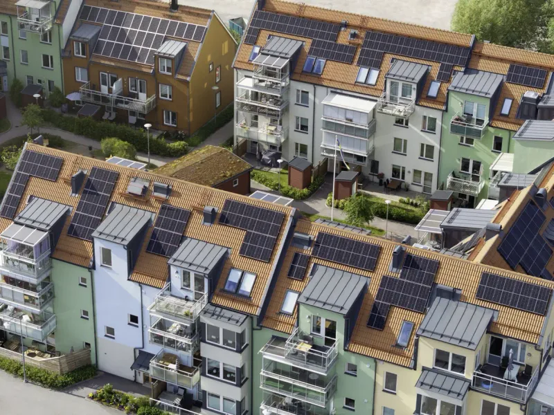 Ensemble de bâtiments couverts de panneaux solaires — France