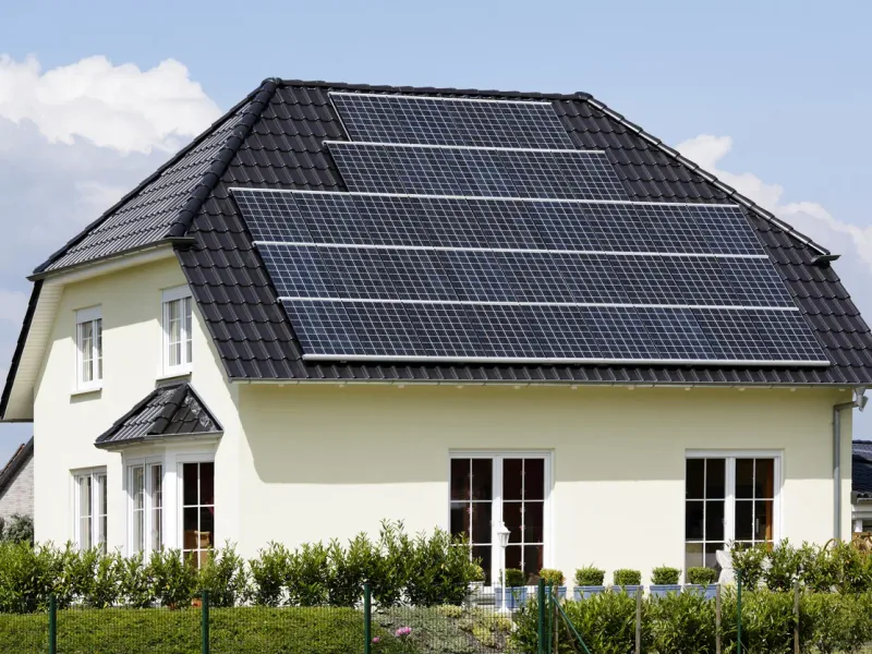 Maison avec panneaux photovoltaïques en toiture — en Bourgogne-Franche-Comté