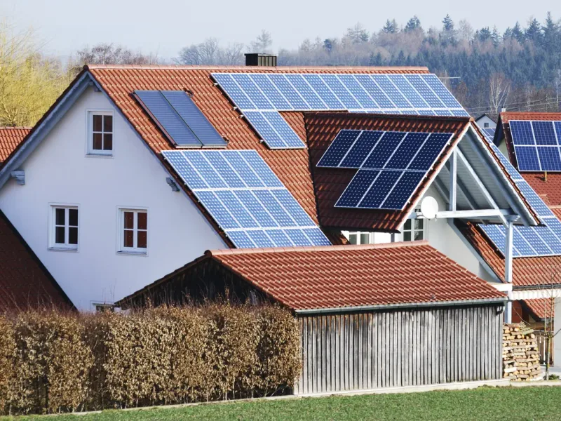 Panneaux solaires sur toiture en tuiles — en Bourgogne-Franche-Comté