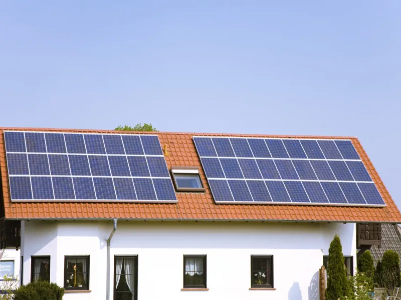 Installation photovoltaïque sur un toit de maison — en Bourgogne-Franche-Comté