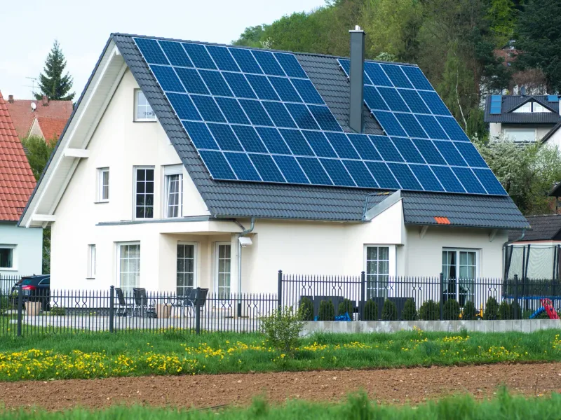 Maison individuelle équipée de panneaux solaires — en Bourgogne-Franche-Comté