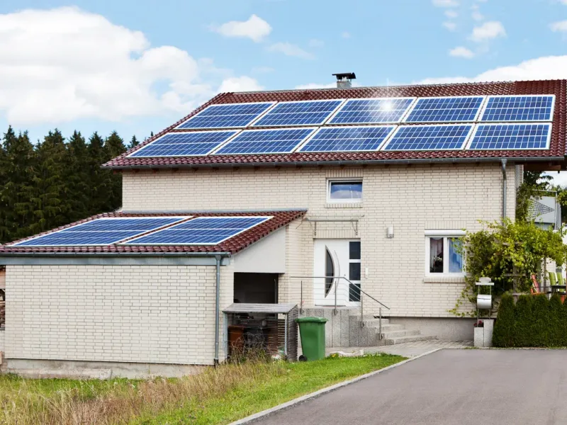Panneaux photovoltaïques sur maison et garage — en Bourgogne-Franche-Comté
