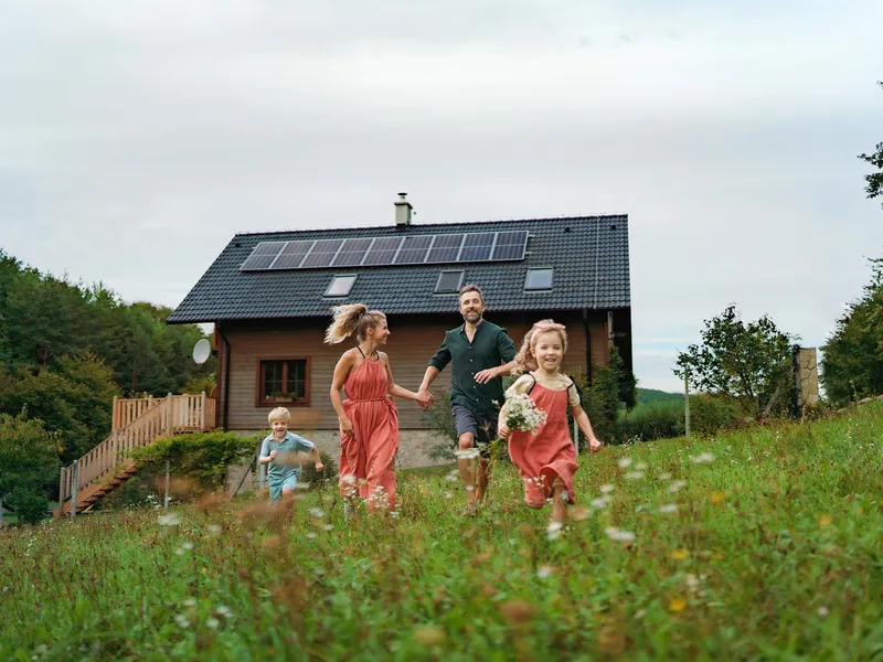Maison à énergie solaire, panneaux en toiture — en Bourgogne-Franche-Comté