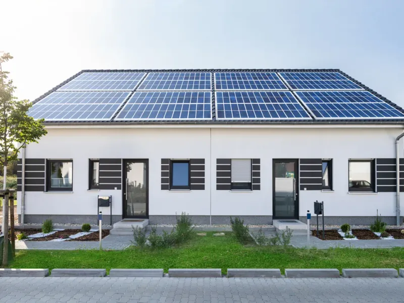 Panneaux photovoltaïques sur toit d’une maison — en Bourgogne-Franche-Comté