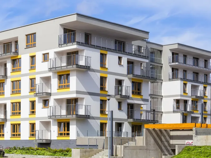 Rénovation globale d'EHPAD en France — Façade d'établissement rénovée après travaux d'enveloppe
