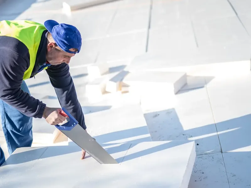 Rénovation globale d'EHPAD en France — Pose d'un isolant sur toiture-terrasse d'établissement