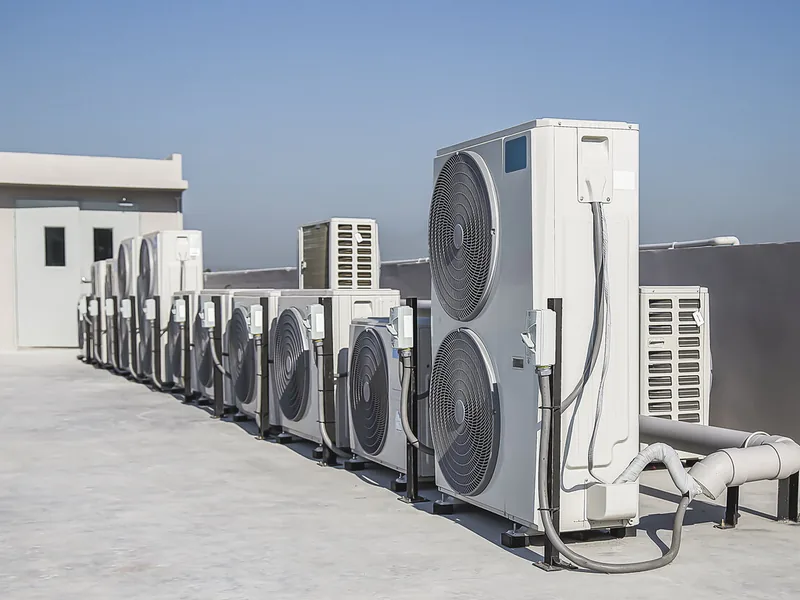 Rénovation globale d'EHPAD en France — Groupes extérieurs alignés en toiture-terrasse d'établissement