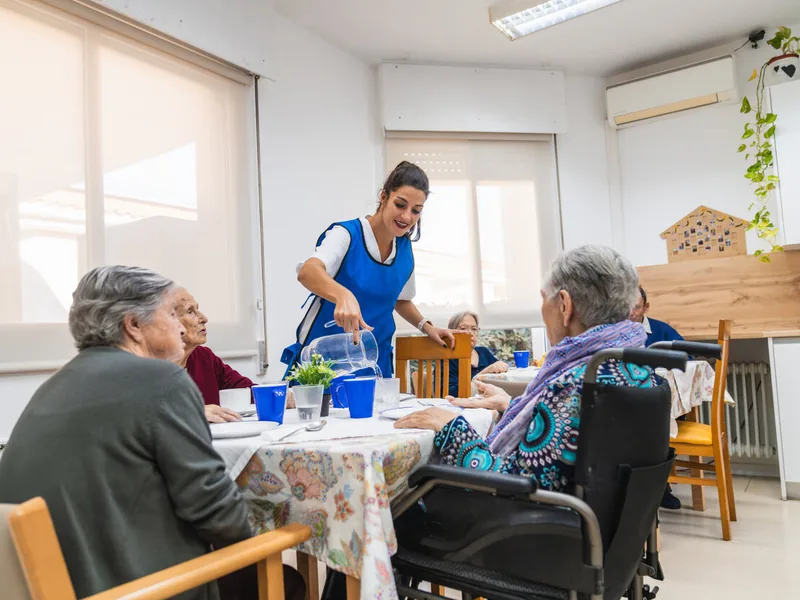 Rénovation globale d'EHPAD en France — Service en salle à manger tempérée auprès des résidents