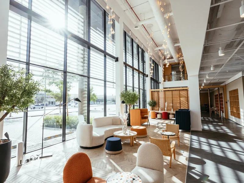 Rénovation globale d'EHPAD en France — Hall d'accueil lumineux d'établissement rénové
