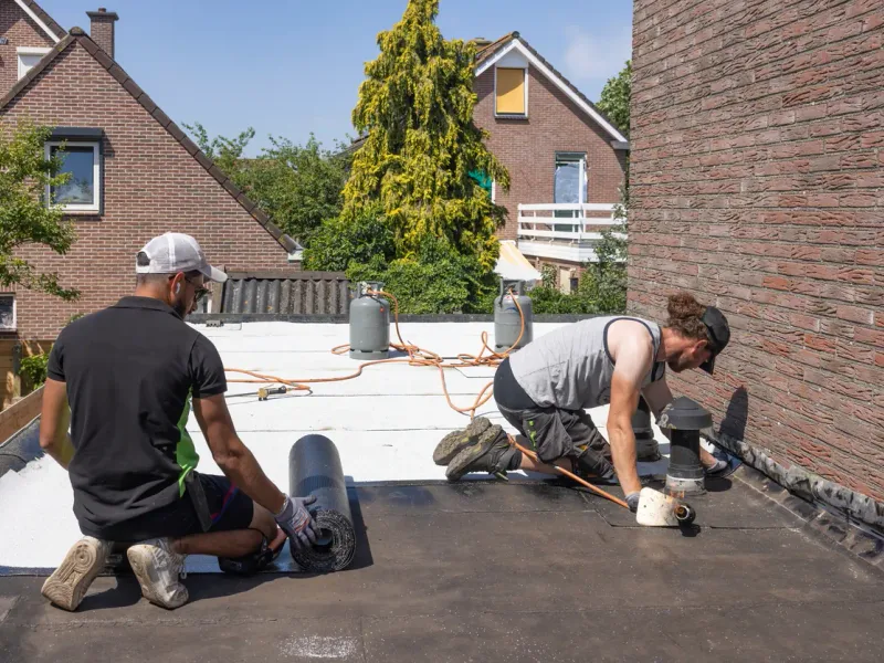 Étanchéité bitume d’un toit plat de maison — France