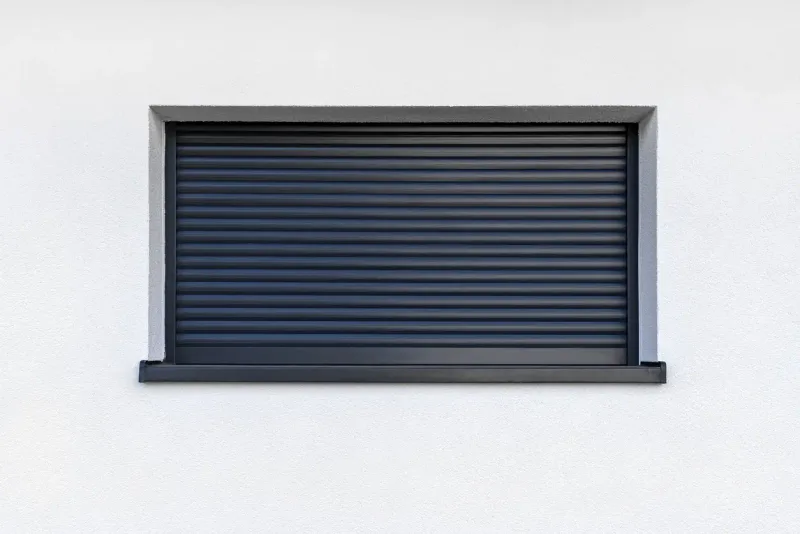 Volet roulant électrique sur façade blanche — France
