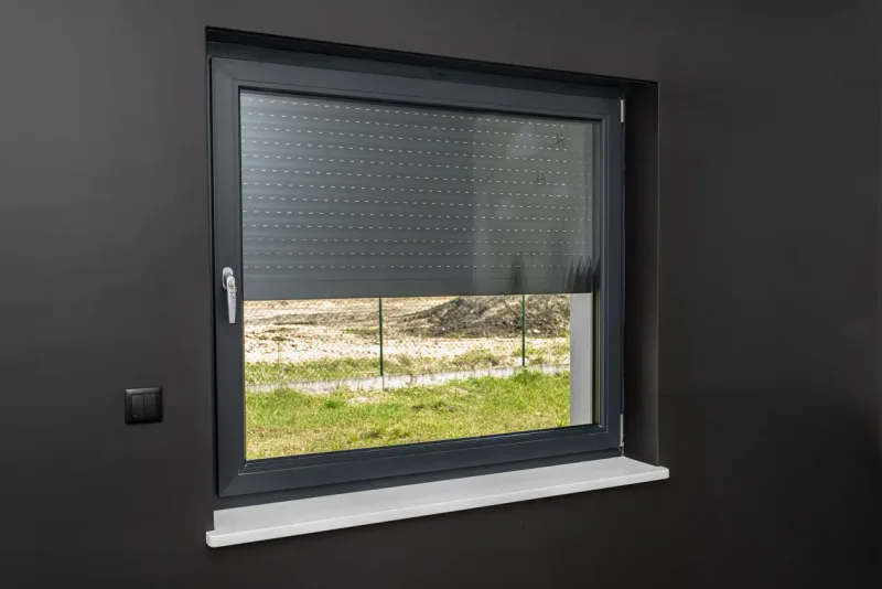Volet roulant de fenêtre en aluminium gris — France