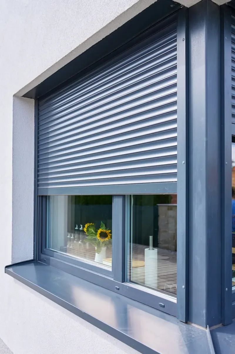 Volet roulant anthracite sur une fenêtre — France