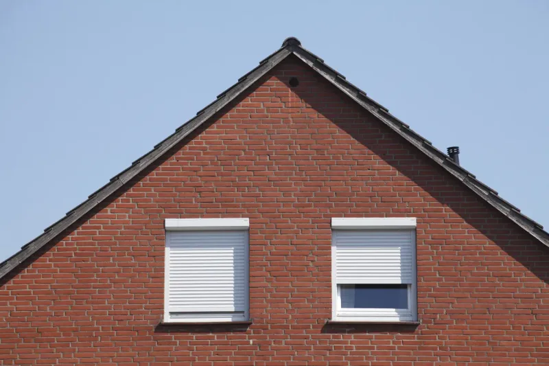Volets roulants sur façade en brique — France