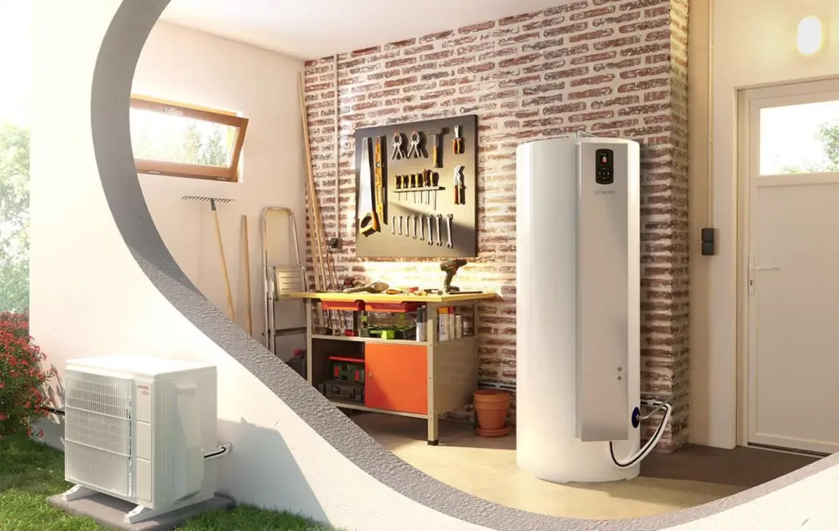 Chauffe-eau thermodynamique installé au sol dans un cellier